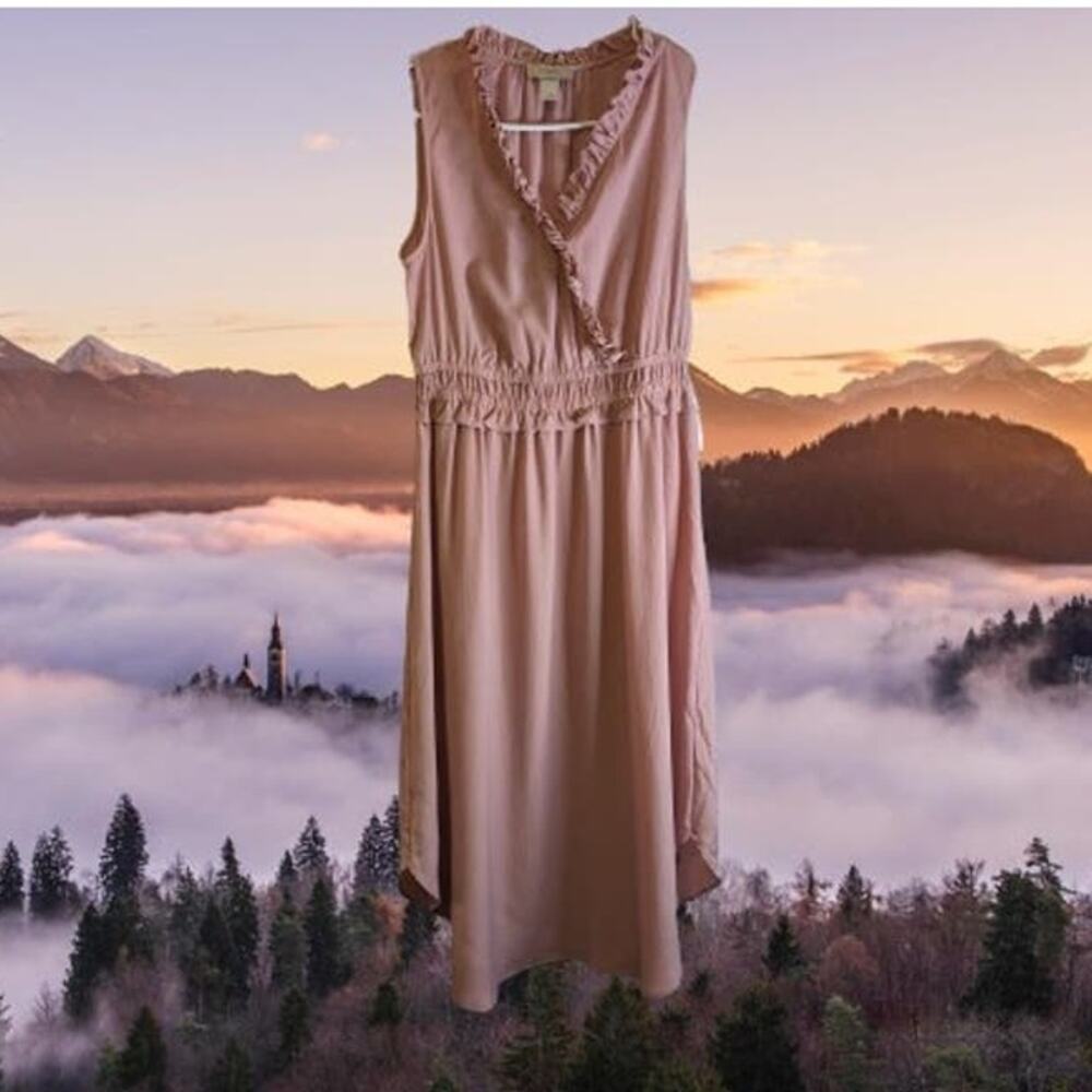 Ann Taylor Loft small sleeveless polyester v-neck elastic waist dress.